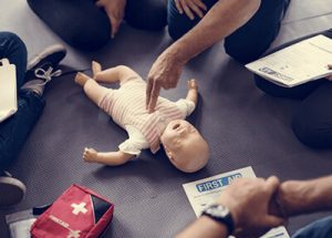 Erste Hilfe Reanimation eines Säuglings